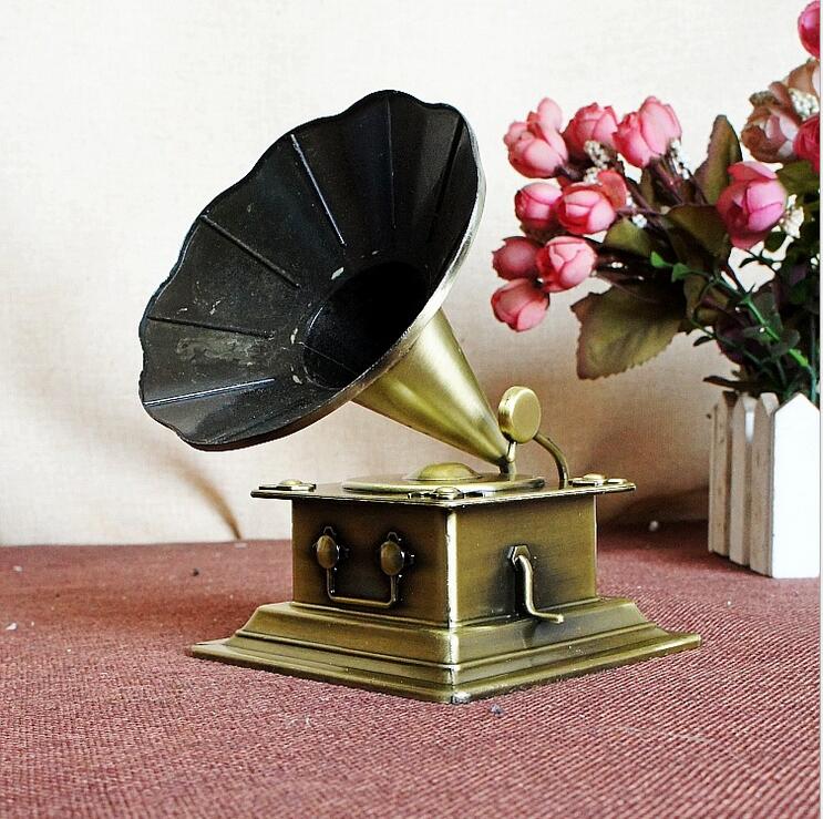 Retro Metal Handicraft Phonograph Model Vintage Record Player Prop Antique Gramophone Model Home Office Club Bar Decor Gifts